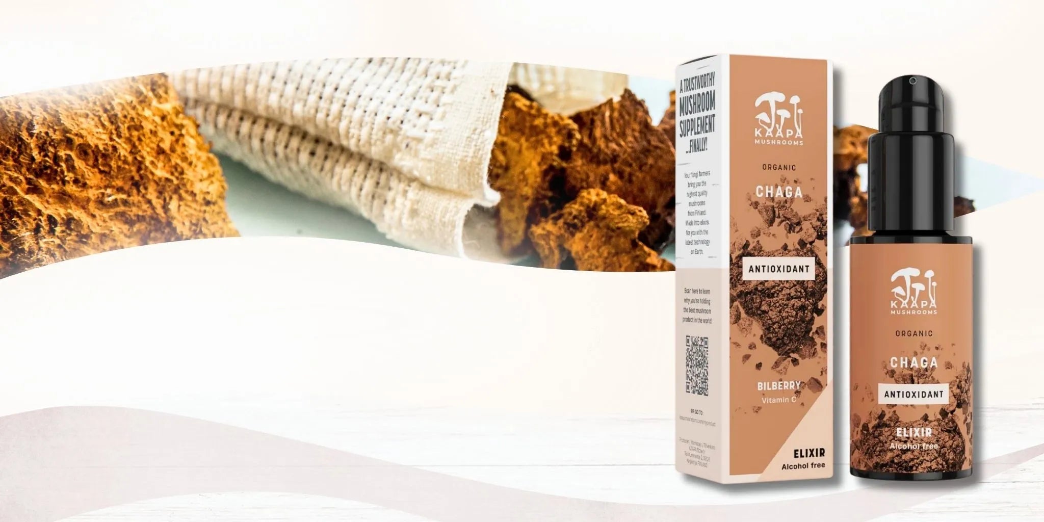 Chaga-Pilzstücke neben KÄÄPÄ Mushrooms Chaga-Elixierflasche und Verpackung. Hochwertiges Bio-Elixier mit Antioxidantien und Heidelbeeren.