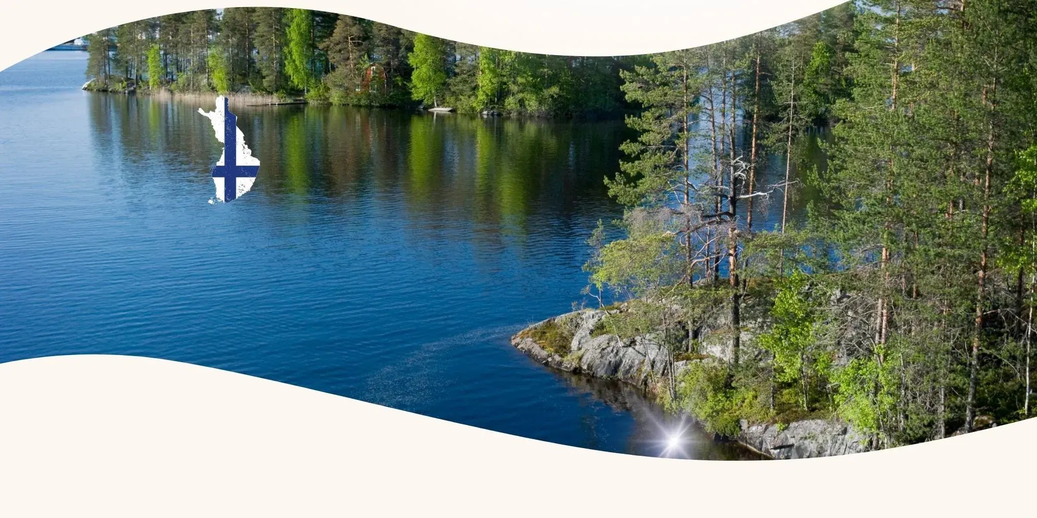 Finnische Seenlandschaft mit Wald und blauem Wasser, ergänzt durch eine stilisierte Finnland-Karte mit Landesflagge.